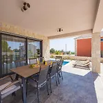 Villa In With Pool Near Pebble