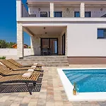 Villa In With Pool Near Pebble *