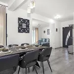 Villa In With Pool Near Pebble