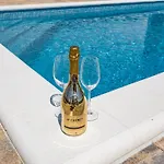 In With Pool Near Pebble Villa *
