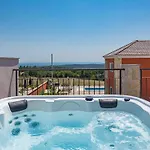In With Pool Near Pebble Villa