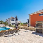 In With Pool Near Pebble Villa Krnica