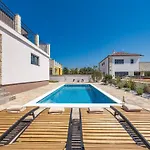 Villa In With Pool Near Pebble *