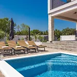 Villa In With Pool Near Pebble *