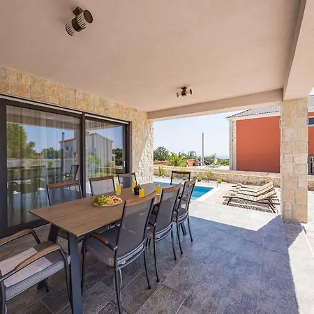 Villa In With Pool Near Pebble