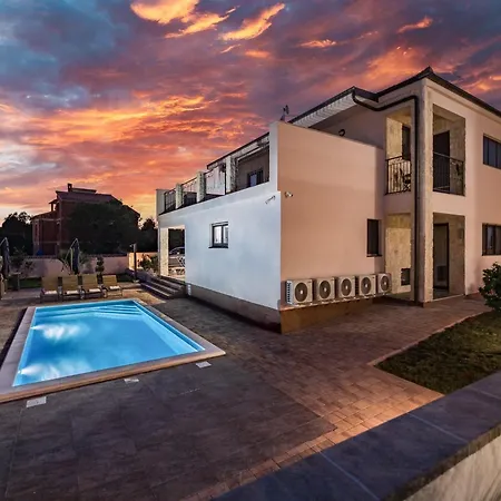 Villa In With Pool Near Pebble *