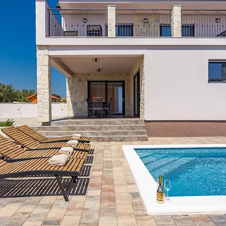 Villa In With Pool Near Pebble *