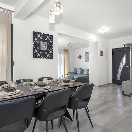 Villa In With Pool Near Pebble