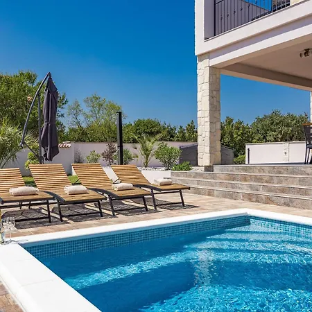 Villa In With Pool Near Pebble *
