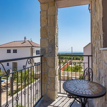 Enchanting West With Pool And Jacuzzi Villa *