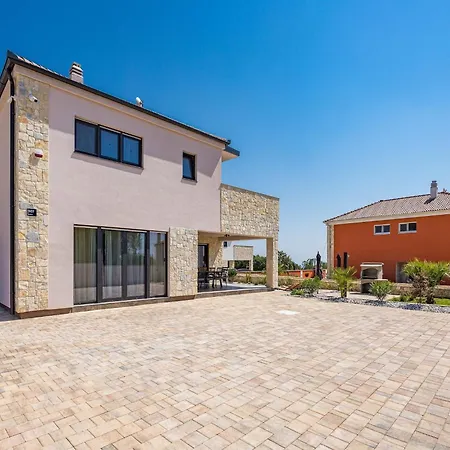 Enchanting West With Pool And Jacuzzi Villa *