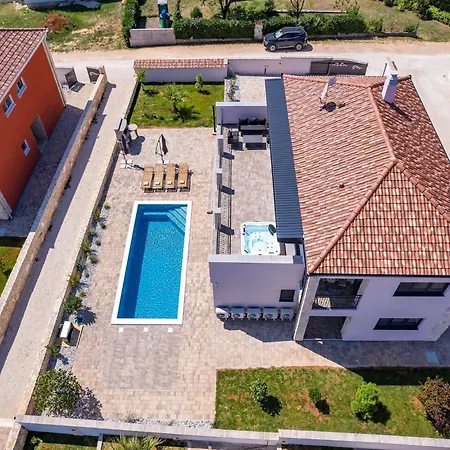 Villa In With Pool Near Pebble Krnica