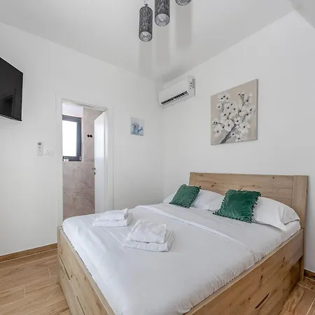 Enchanting West With Pool And Jacuzzi Villa *