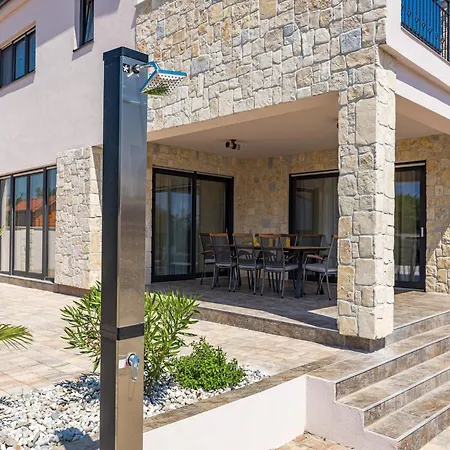 Enchanting West With Pool And Jacuzzi Villa