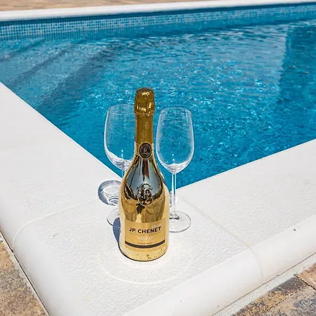 Enchanting West With Pool And Jacuzzi Villa *