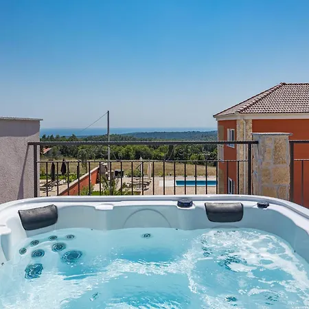 Enchanting West With Pool And Jacuzzi Villa