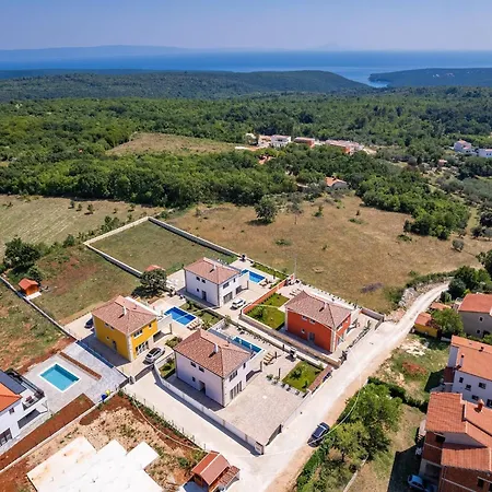 Enchanting West With Pool And Jacuzzi Villa Krnica