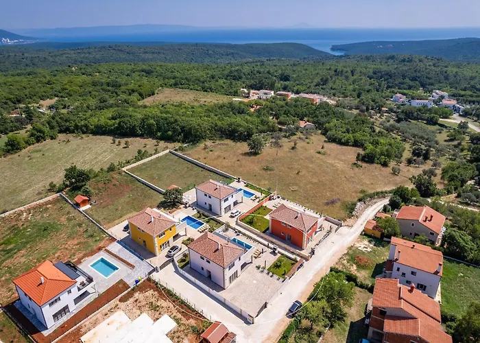 In With Pool Near Pebble Villa Krnica