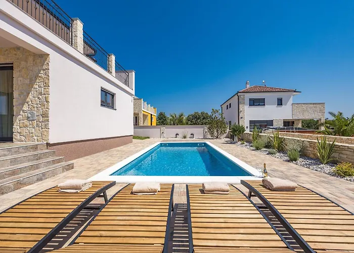 Villa In With Pool Near Pebble *